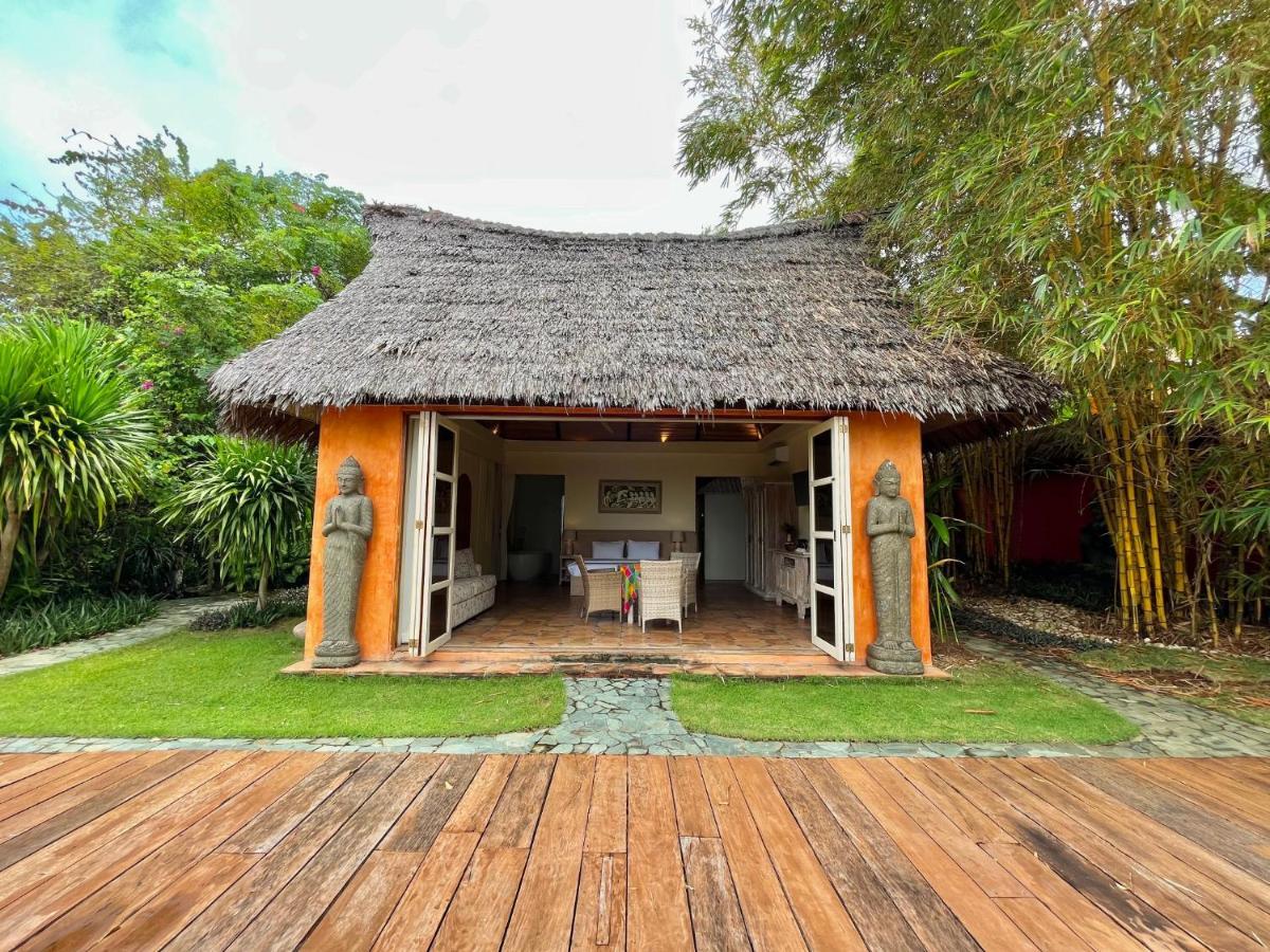 Coco Grove Beach Resort, Siquijor Island Экстерьер фото A villa at the resort