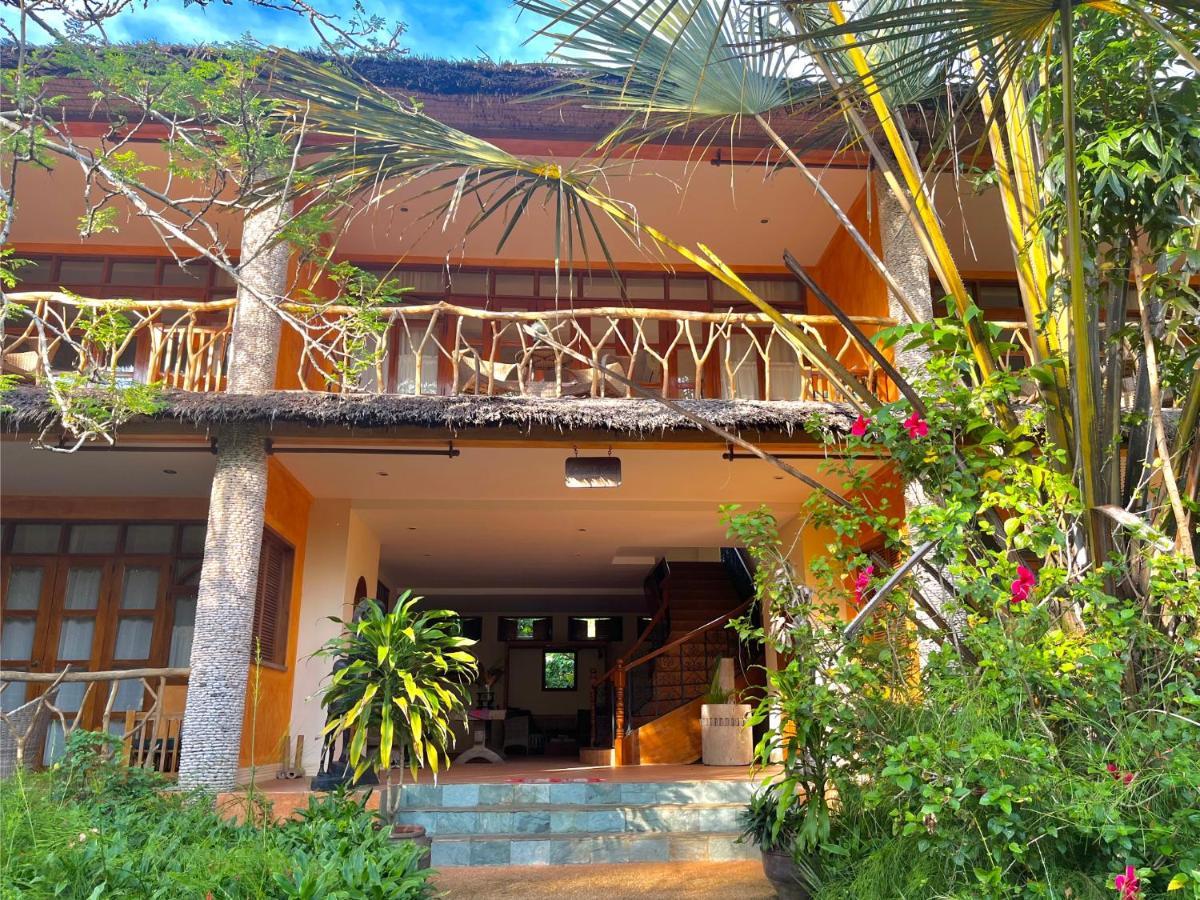 Coco Grove Beach Resort, Siquijor Island Экстерьер фото The entrance to the hotel