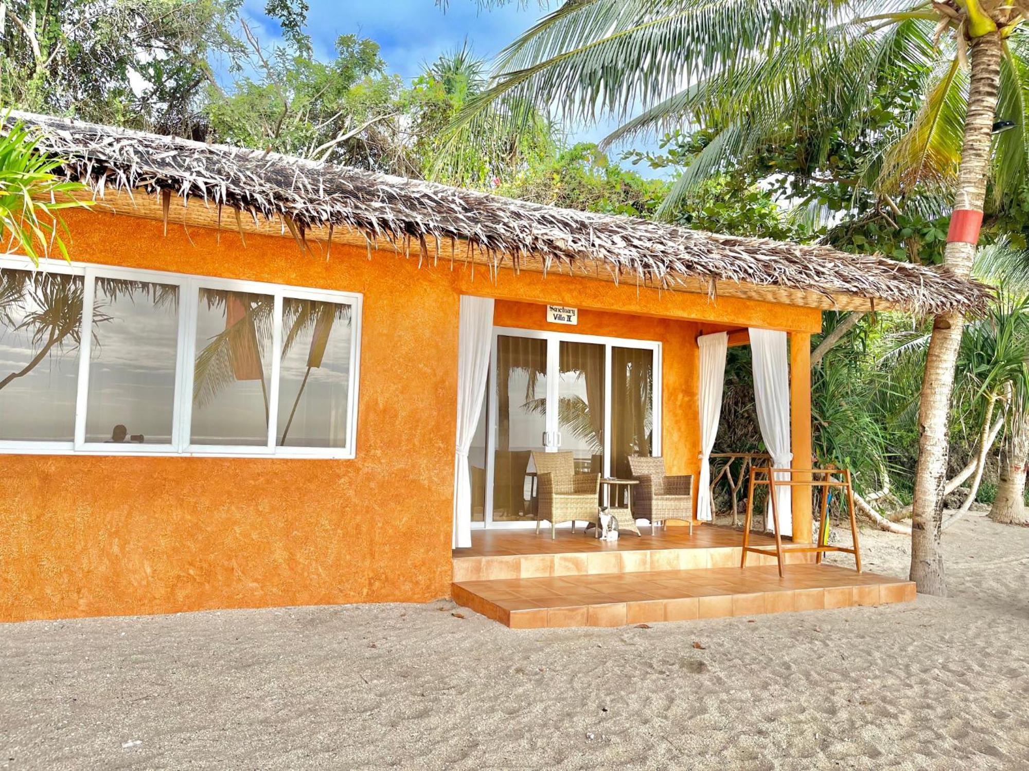 Coco Grove Beach Resort, Siquijor Island Номер фото Beachfront cottage at the resort