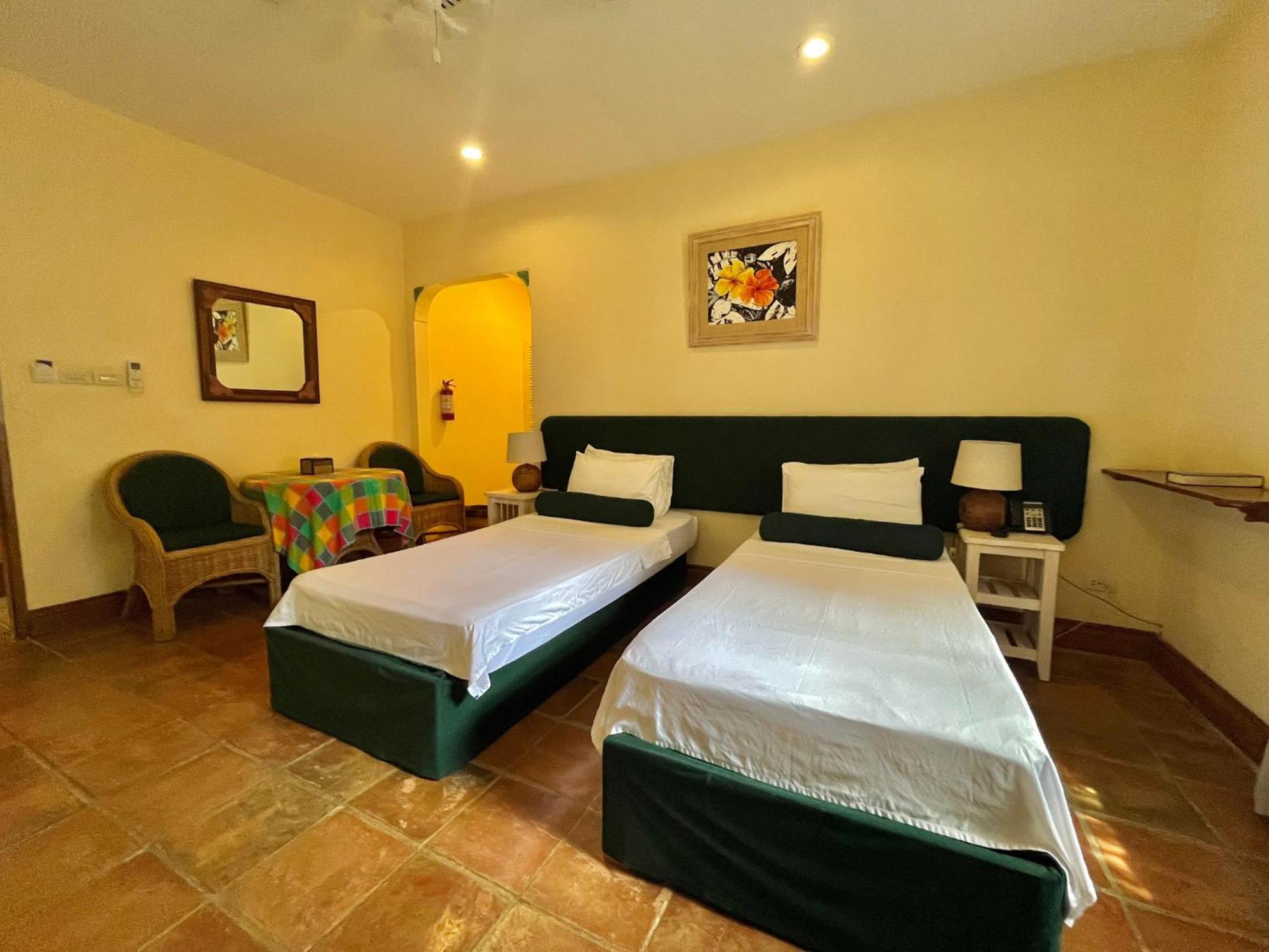 Coco Grove Beach Resort, Siquijor Island Номер фото A room at the hotel
